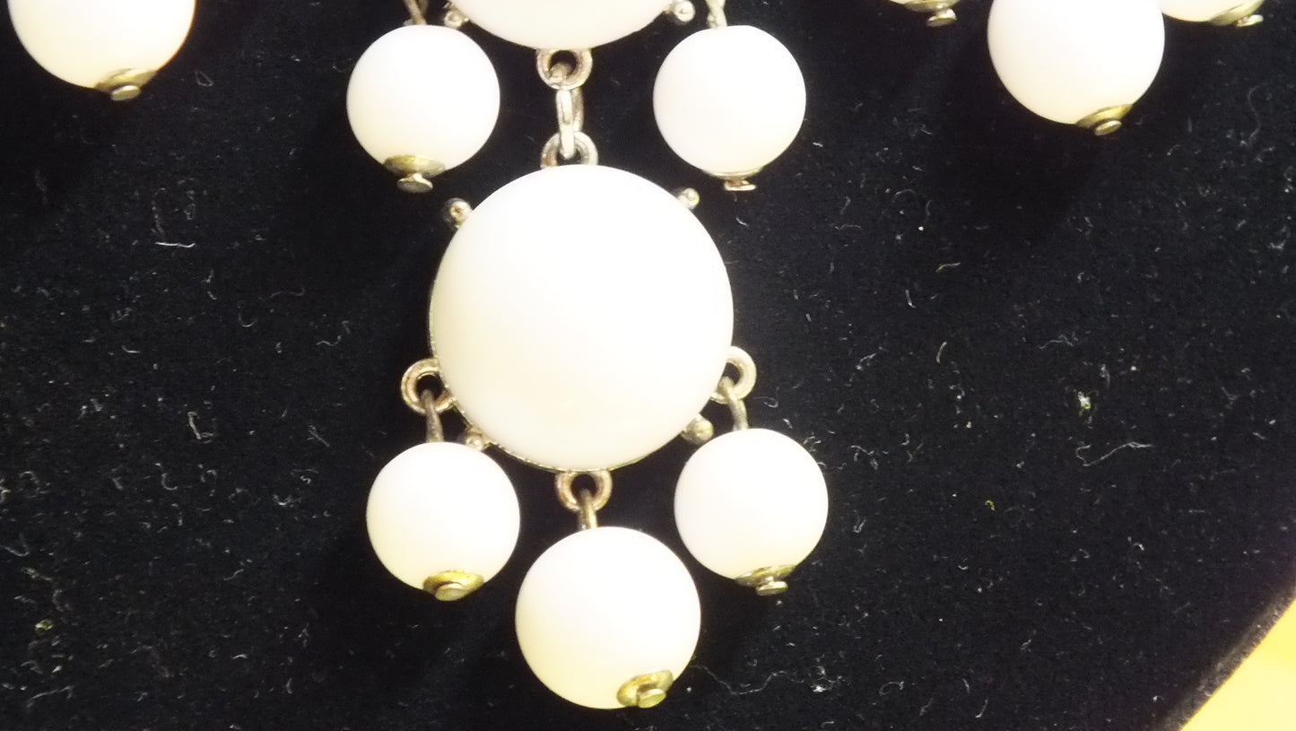 J2400001 - White bubble necklace with lobster claw clasp.