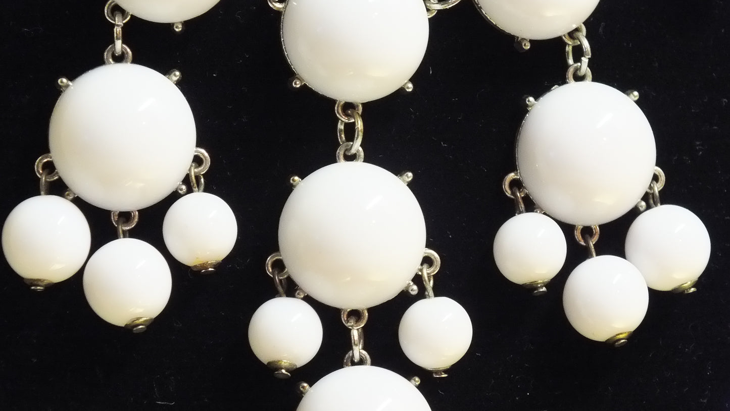 J2400001 - White bubble necklace with lobster claw clasp.