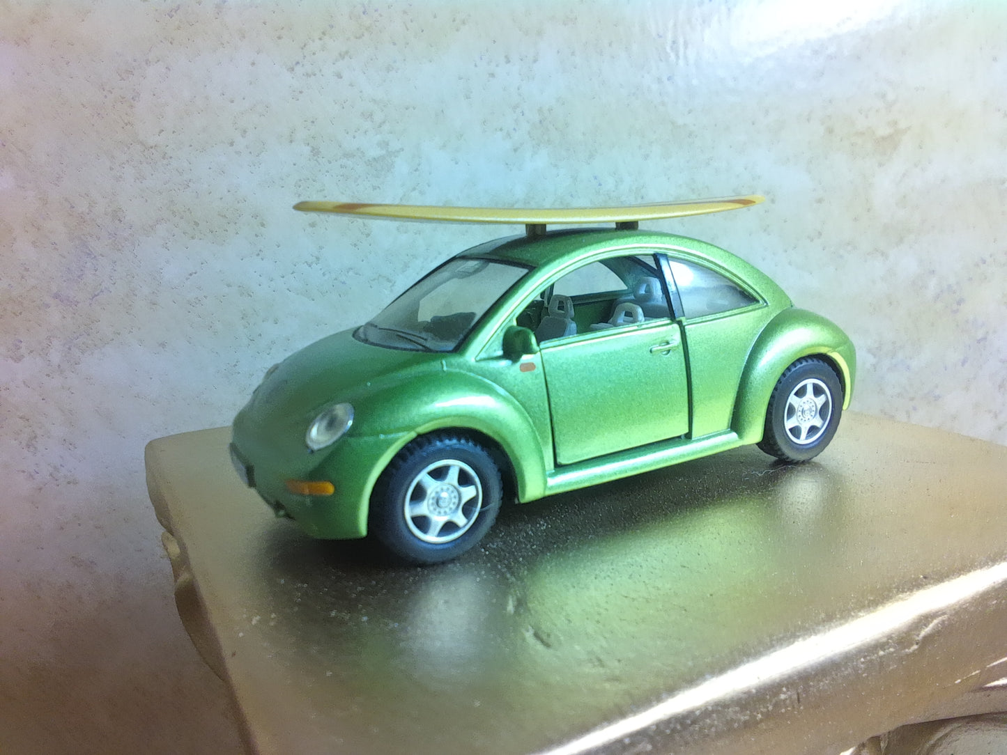 M2400004 - Kinsmart 1:32 Volkswagen Beetle Diecast model green with surfboard