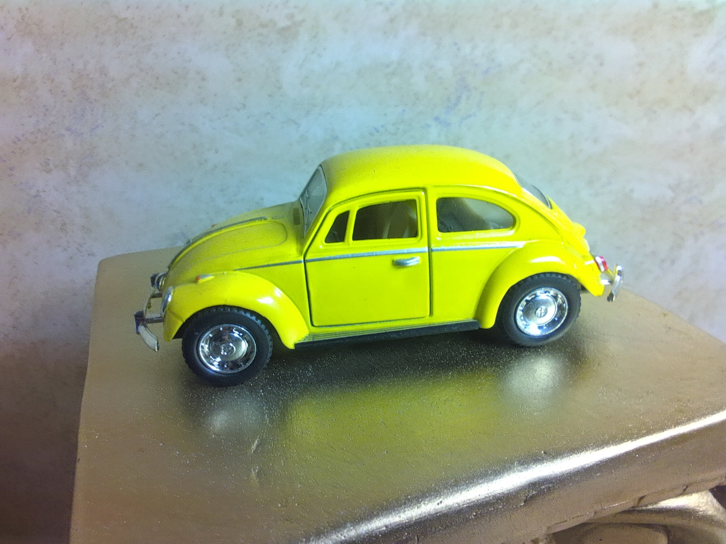 M2400003 - Kinsmart 1967 Volkswagen Classical Beetle Diecast model yellow