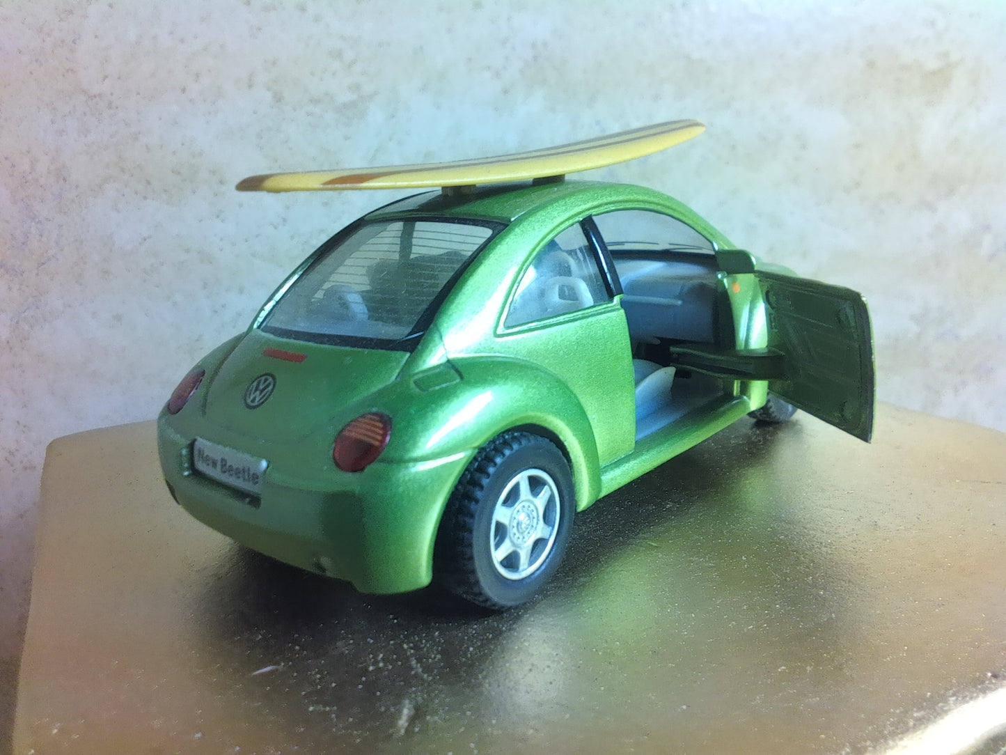 M2400004 - Kinsmart 1:32 Volkswagen Beetle Diecast model green with surfboard