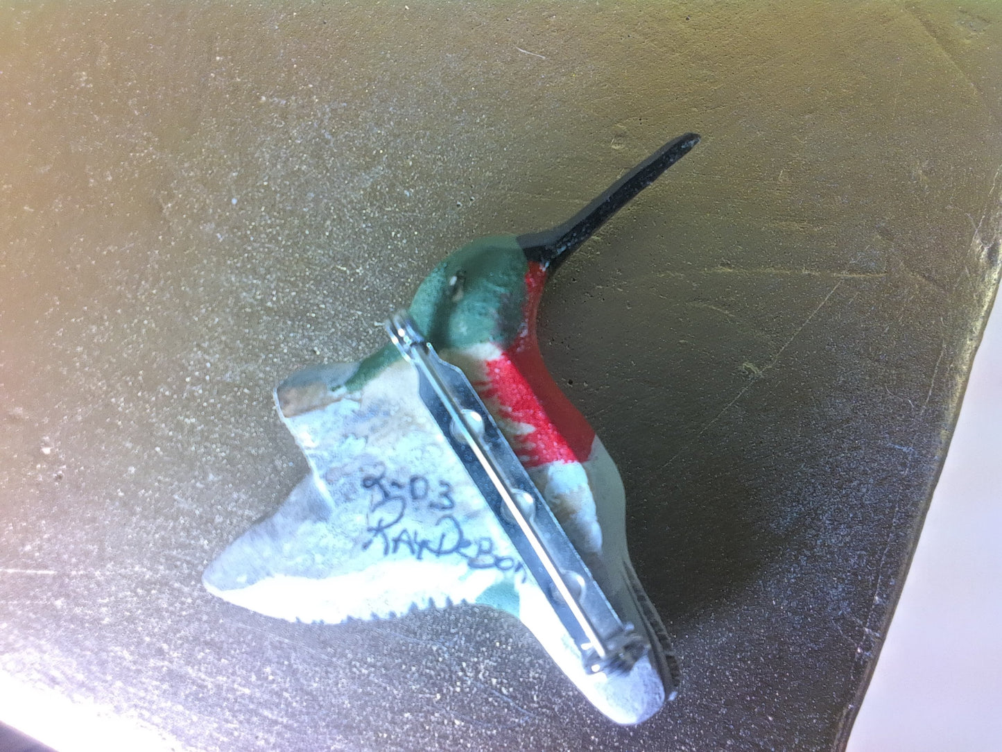 M2400118 - Carved Humming Bird Pin